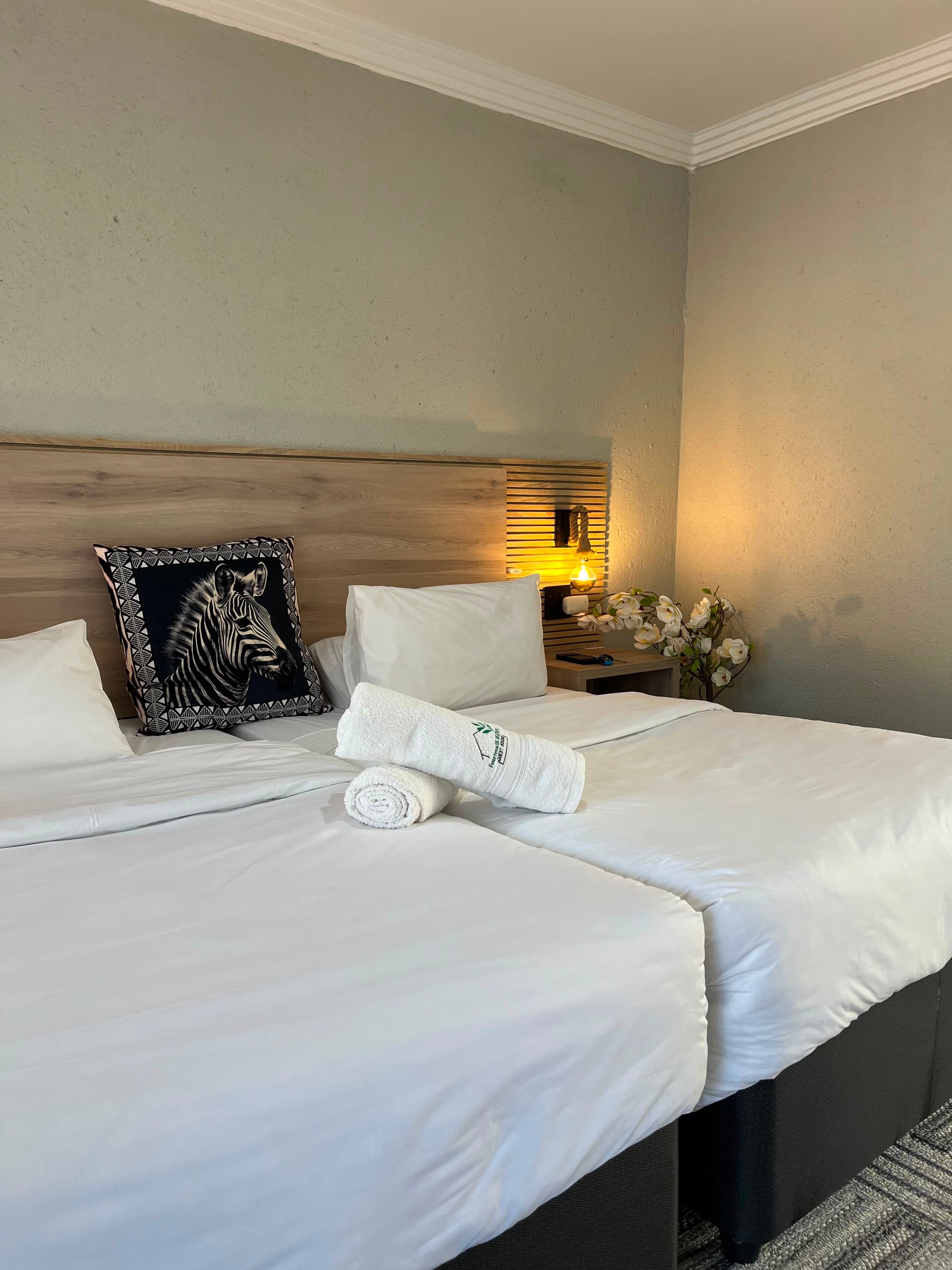 Deluxe Twin Room image 7